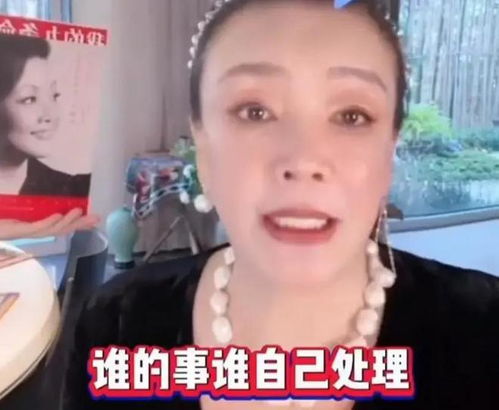 王思聪和新女友一起抓娃娃！打扮随意疑似秃头，黄一鸣泪洒直播间